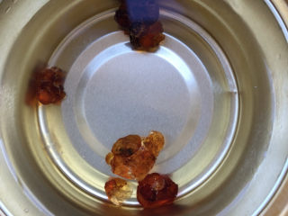 2、木瓜炖银耳,桃胶冲洗一下先浸泡。