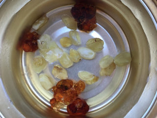 4、木瓜炖银耳,同时浸泡半天。