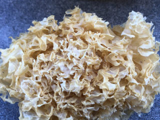 5、木瓜炖银耳,银耳掰下一小朵。