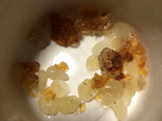 12、木瓜炖银耳,放入炖锅。