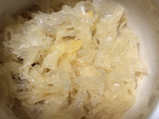 13、木瓜炖银耳,接着放上银耳。