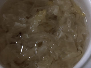 14、木瓜炖银耳,倒入多一些的清水。