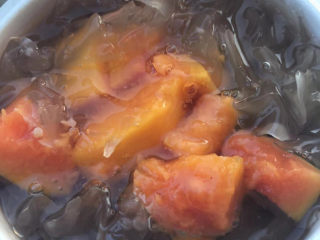 17、木瓜炖银耳,出锅前放入木瓜稍加拌煮即可。