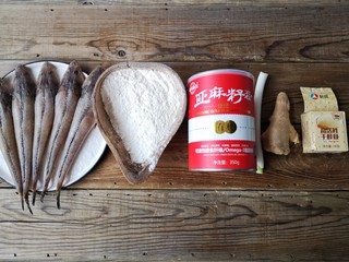 1、亚麻籽粉饽饽煎鱼,准备食材。