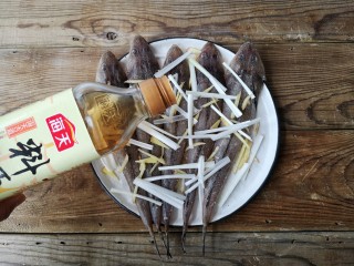 6、亚麻籽粉饽饽煎鱼,鱼去鳞去内脏洗净,加入盐,葱姜,料酒腌制1小时.