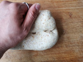 7、亚麻籽粉饽饽煎鱼,将醒发好的面团取出再次揉匀排气。