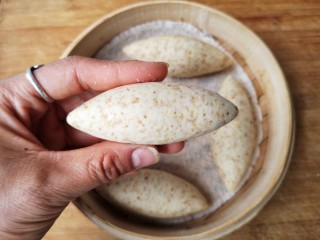 9、亚麻籽粉饽饽煎鱼,将面剂子揉成橄榄形。