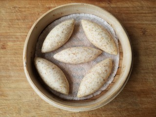 10、亚麻籽粉饽饽煎鱼,上笼,隔水蒸25分钟.