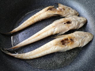 12、亚麻籽粉饽饽煎鱼,煎至一面挺实后翻面煎另一面。