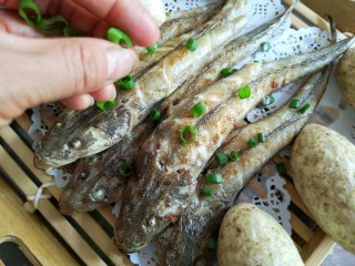 13、亚麻籽粉饽饽煎鱼,待两面都煎至金黄色后出锅装盘,撒适量葱花。