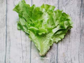 1、蒜蓉芝麻酱淋生菜,准备新鲜的嫩生菜