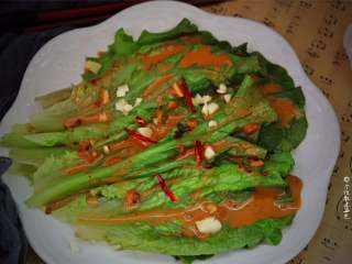 11、蒜蓉芝麻酱淋生菜,生菜只要简单地用开水白灼，再浇上酱汁，就非常好吃，不信试试？