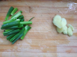 1、东坡肘子,葱切小段，姜切片