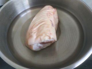 2、东坡肘子,肘子洗净，冷水放入锅中