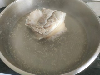 3、东坡肘子,烧开焯水几分钟，倒掉脏水洗净