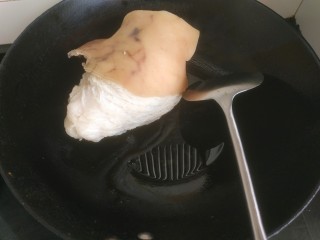 4、东坡肘子,锅中放入适量植物油，放入肘子