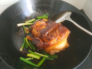 5、东坡肘子,加入一勺老抽，两勺白酒，一勺黄酒，一勺糖，三勺生抽，加入葱姜