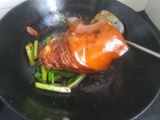 6、东坡肘子,不断翻炒上色