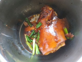 7、东坡肘子,倒入电压力锅，加入花椒，八角，肉蔻