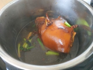 8、东坡肘子,放入适量热水