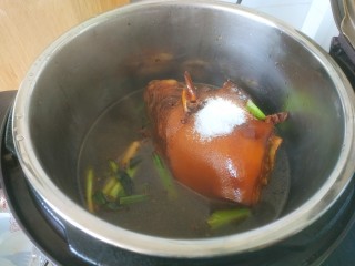 9、东坡肘子,放入适量盐