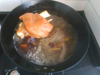 11、东坡肘子,把肘子和汤倒入炒锅