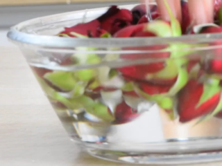 2、无硫熏，低温烘培，保留营养的玫瑰花,清洗玫瑰花。