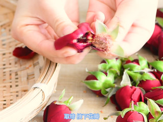 4、无硫熏，低温烘培，保留营养的玫瑰花,去掉花缔，摘下花瓣。