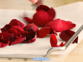5、无硫熏，低温烘培，保留营养的玫瑰花,花瓣平铺一层在网盘上。不要铺的很厚，不然不容易烘干。