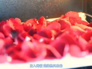 6、无硫熏，低温烘培，保留营养的玫瑰花,放入烤箱，选择热风功能，低温60度。烘烤1小时。低温可以让玫瑰花香味持有的同时也让营养尽量的保留。注意烘烤的时间，1小时左右，只要玫瑰花都干燥了，就可以取出，这时取出的玫瑰花成品，香味最浓郁。烘烤时间过久，会使香味降低许多。