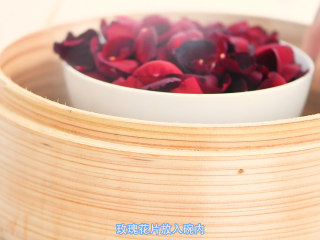 8、无硫熏，低温烘培，保留营养的玫瑰花,摘下干净的花瓣，放入蒸锅内，蒸15分钟。