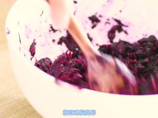 9、无硫熏，低温烘培，保留营养的玫瑰花,用勺子将蒸好的玫瑰花捣碎。