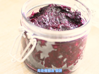 10、无硫熏，低温烘培，保留营养的玫瑰花,搅拌均匀的玫瑰花酱，放入密封罐中，静置3天后，就可以食用了。玫瑰花酱也可以直接冲饮，还能做各种糕点，不仅丰富口感，还增香添色。