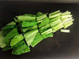 2、蒜蓉小白菜,把小白菜切成寸段