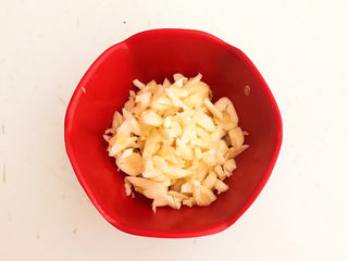 3、蒜蓉小白菜,大蒜切成末