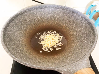 5、蒜蓉小白菜,油烧热后加入蒜末