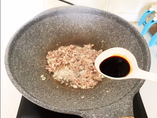 9、蒜蓉小白菜,加入生抽