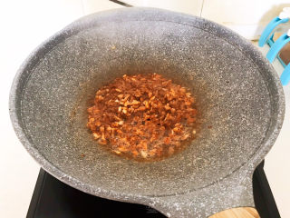 10、蒜蓉小白菜,翻炒均匀