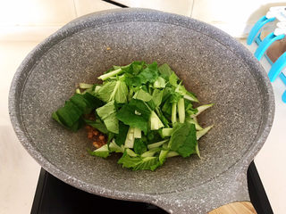 11、蒜蓉小白菜,加入小白菜