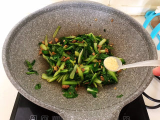 14、蒜蓉小白菜,加入鸡精，翻炒均匀即可