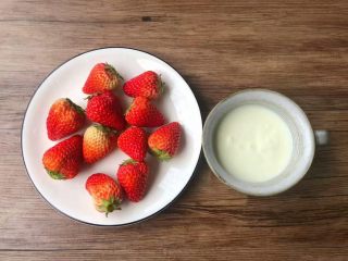 1、草莓酸奶,准备食材