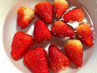 2、草莓酸奶,首先把草莓清洗干净，放入碗里，加入一勺盐和适量水，浸泡20分钟。