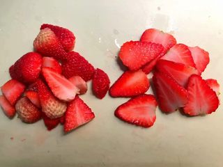 3、草莓酸奶,浸泡好以后清洗干净，把草莓切成薄片，把中间的和旁边的挑选出来分开放。