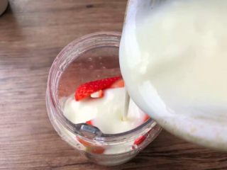 5、草莓酸奶,把剩下的草莓放入榨汁机里，倒入原味酸奶。