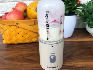 6、草莓酸奶,盖上盖子，记得要旋紧哦。