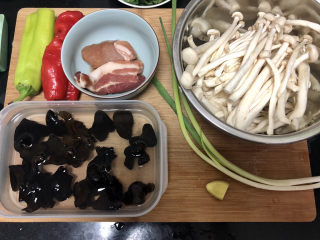 1、白玉菇炒肉,食材合照：白玉菇约250g，猪肉150g，干木耳数朵提前泡发，青红椒各半个，姜一小块，小葱两根