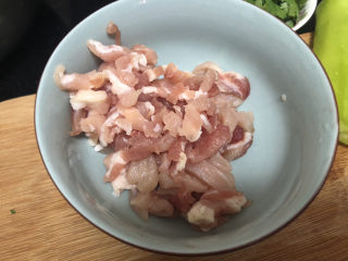 2、白玉菇炒肉,猪肉切丝