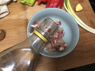 3、白玉菇炒肉,腌制：一茶匙料酒