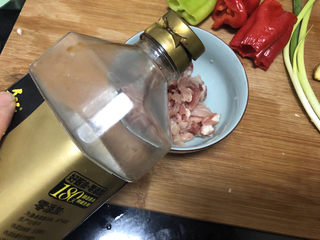 4、白玉菇炒肉,1/2茶匙生抽