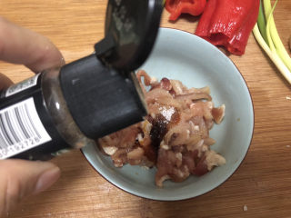 7、白玉菇炒肉,少许胡椒粉